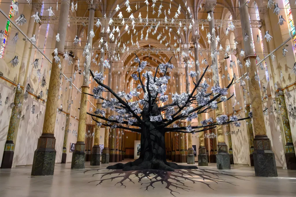 Le Carré Sainte-Anne rouvre ses portes : JR plante un arbre dans la nef